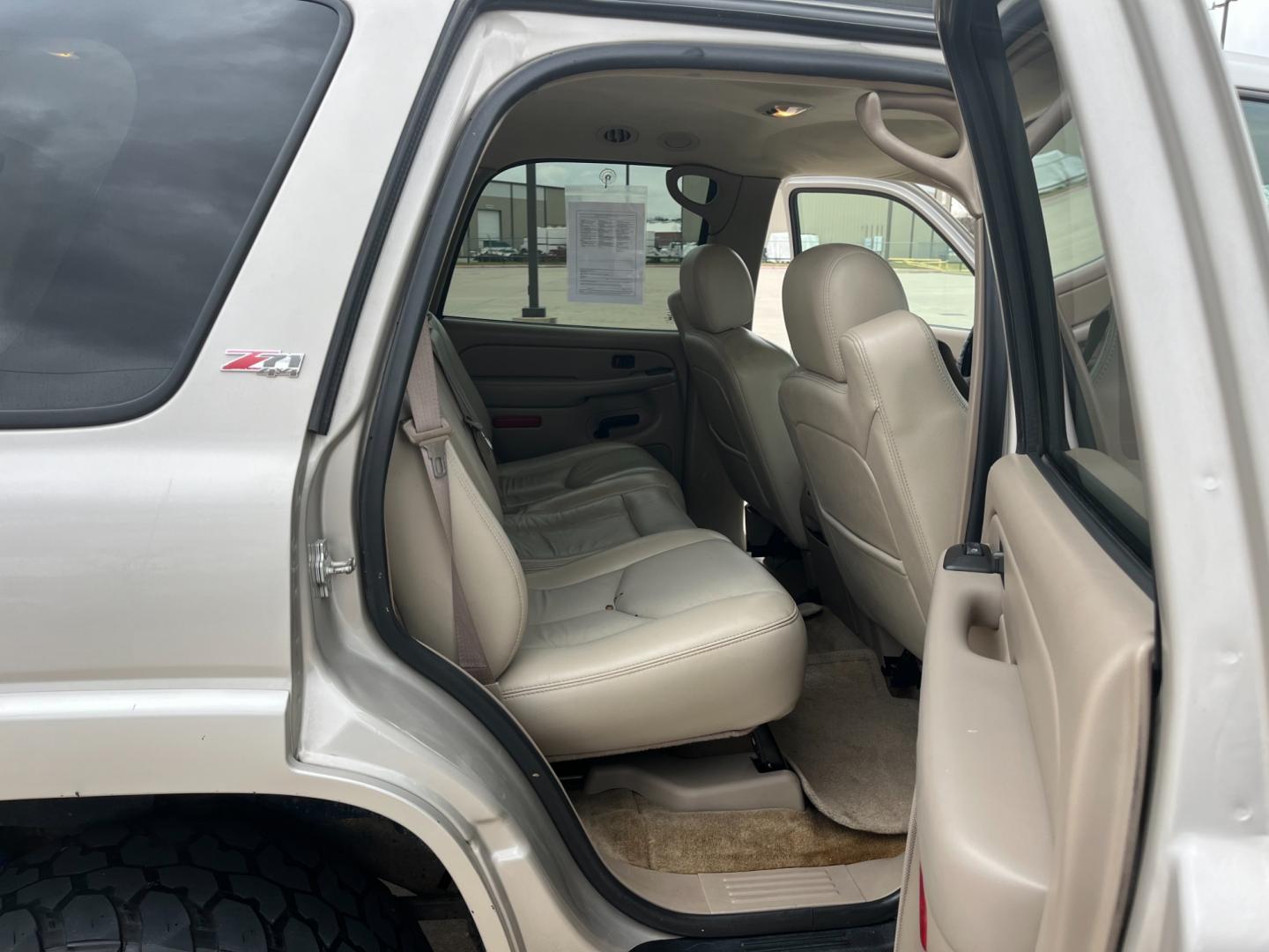 2006 SILVER /gray Chevrolet Tahoe 4WD (1GNEK13T76R) with an 5.3L V8 OHV 16V engine, 4-Speed Automatic Overdrive transmission, located at 14700 Tomball Parkway 249, Houston, TX, 77086, (281) 444-2200, 29.928619, -95.504074 - Photo#12